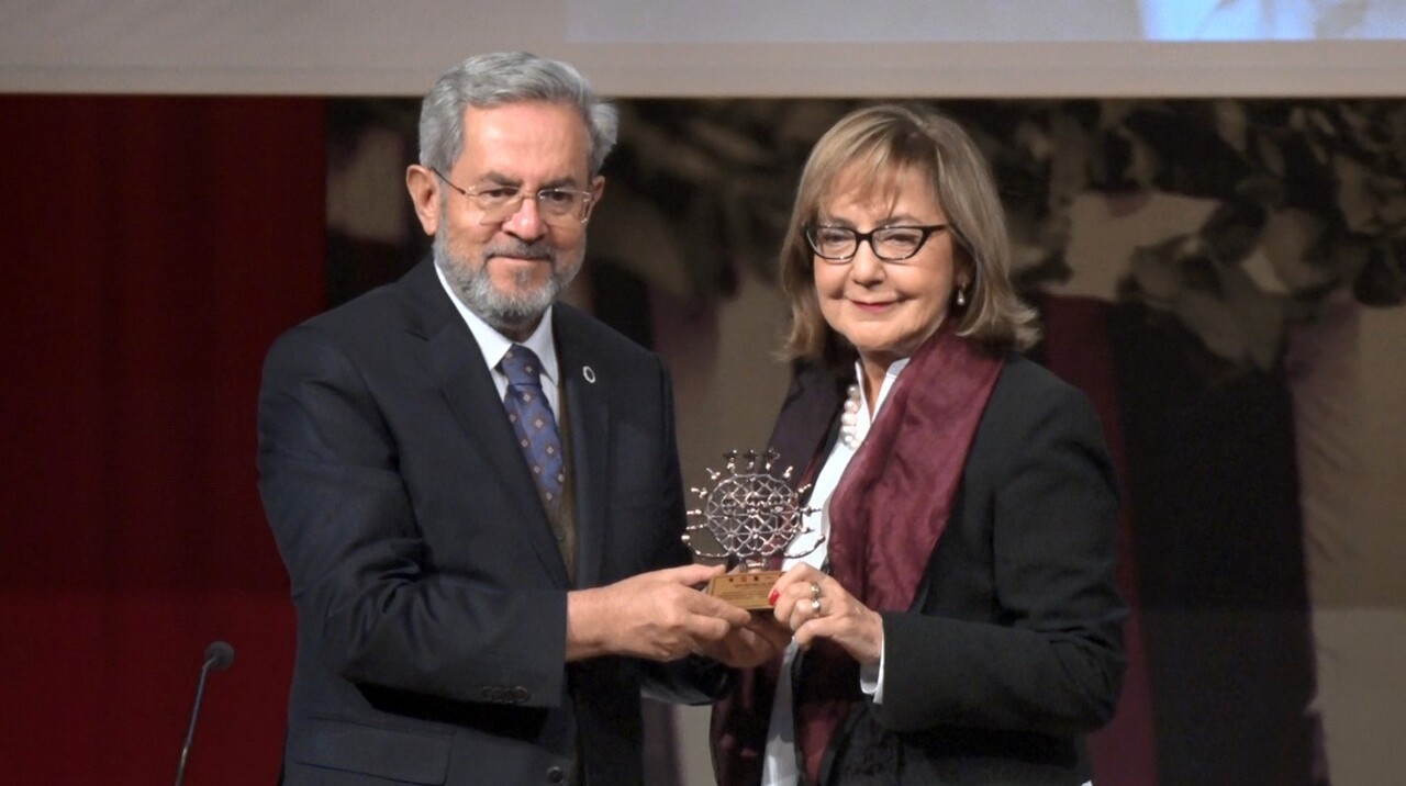 NECDET ÜNVAR, MİRSADA COLAKOVİC'E HEDİYE TAKDİM ETTİ