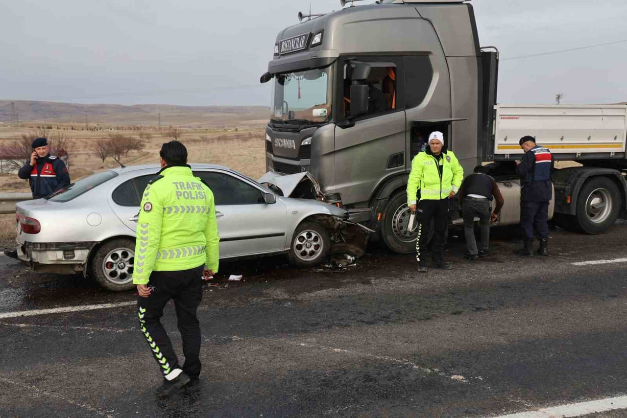 NEVŞEHİR'DE KARŞI ŞERİDE GEÇEN OTOMOBİLLE TIRIN KAFA KAFAYA ÇARPIŞMASI SONUCU 1 KİŞİ HAYATINI...