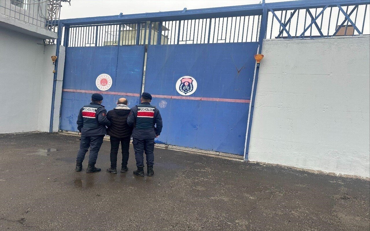 NEVŞEHİR’DE 18 YIL 4 AY HAPİS CEZASI BULUNAN HÜKÜMLÜ JANDARMA OPERASYONUYLA YAKALANDI