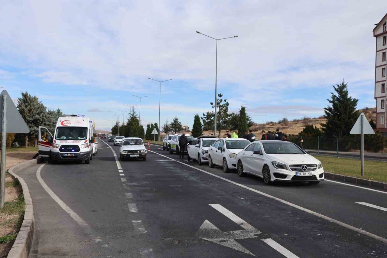 NEVŞEHİR’DE 4 OTOMOBİLİN KARIŞTIĞI ZİNCİRLEME TRAFİK KAZASINDA 2 KİŞİ YARALANDI.