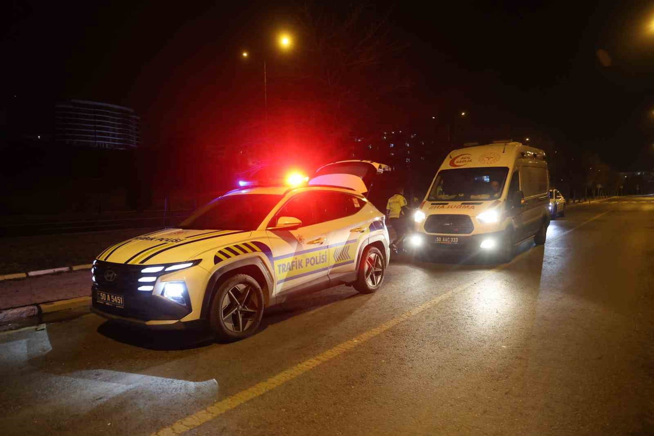 NEVŞEHİR’DE EHLİYETSİZ VE ALKOLLÜ SÜRÜCÜNÜN KULLANDIĞI OTOMOBİL AĞACA ÇARPARAK DURABİLDİ. KAZADA 2...