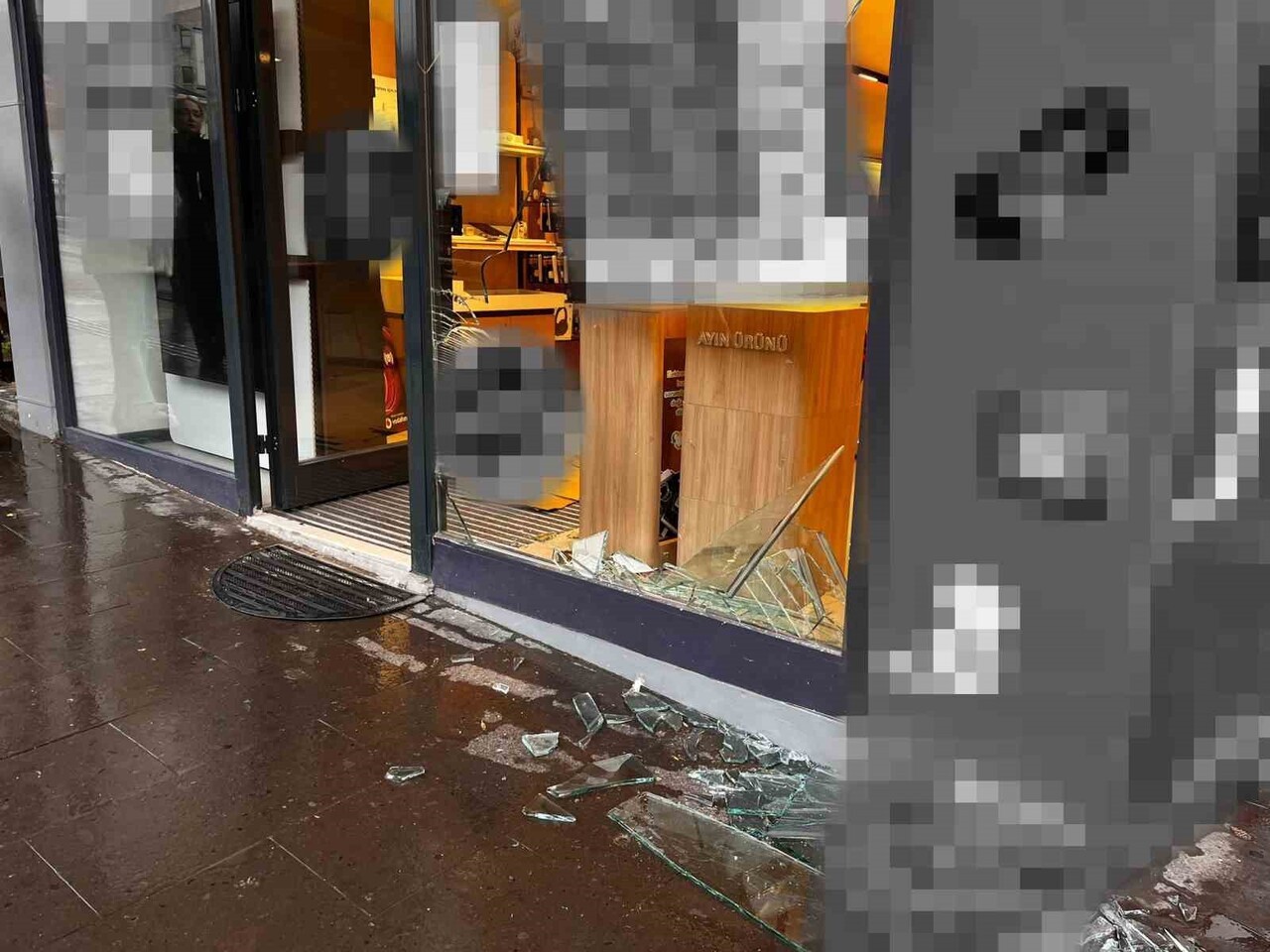 NEVŞEHİR’DE KIRMIZI IŞIKTA BEKLEYEN BİR OTOMOBİL GERİ GERİ DÜKKANA GİRDİ. DAHA SONRA ARKASINA BİLE...