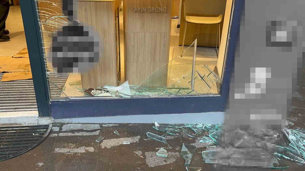 NEVŞEHİR’DE KIRMIZI IŞIKTA BEKLEYEN BİR OTOMOBİL GERİ GERİ DÜKKANA GİRDİ. DAHA SONRA ARKASINA BİLE...