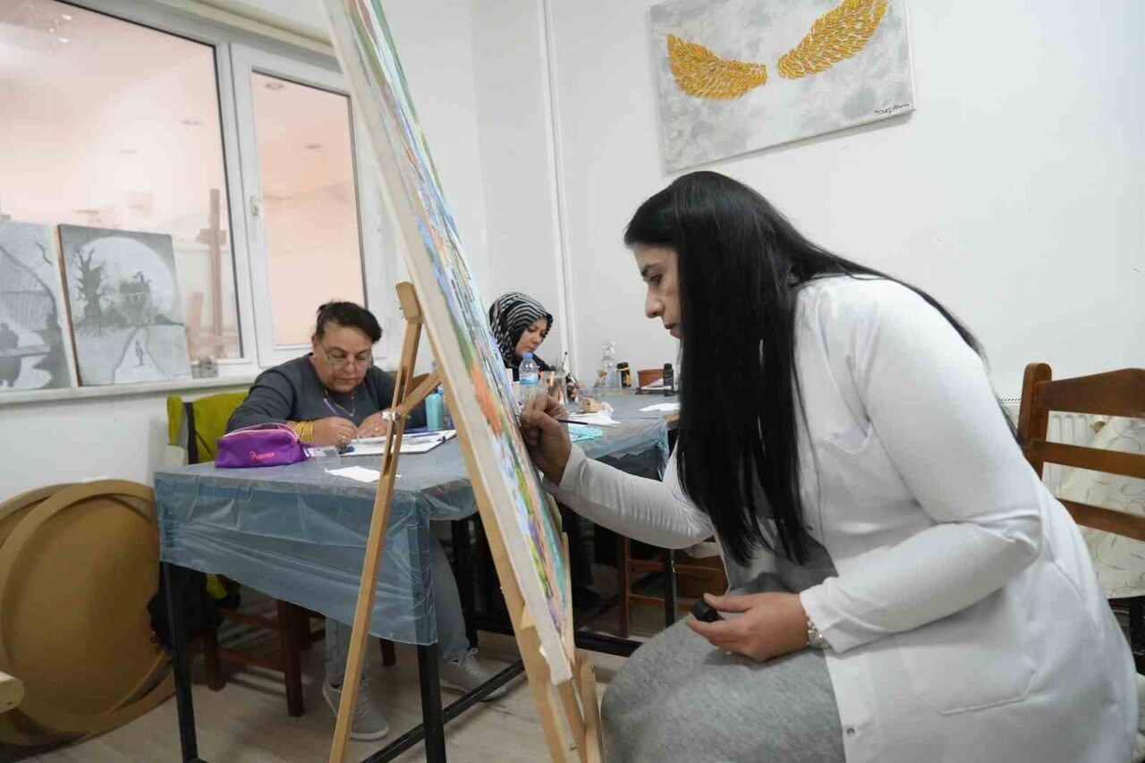 NİĞDE'DE SELDA GÜNEŞ YAŞADIĞI AĞIR TRAMVALARIN ARDINDAN RESİM YAPARAK YENİDEN HAYATA...