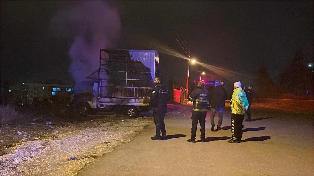 NİĞDE’DE PARK HALİNDEKİ BİR KAMYONET, HENÜZ BELİRLENEMEYEN NEDENLE ÇIKAN YANGINDA KULLANILAMAZ...