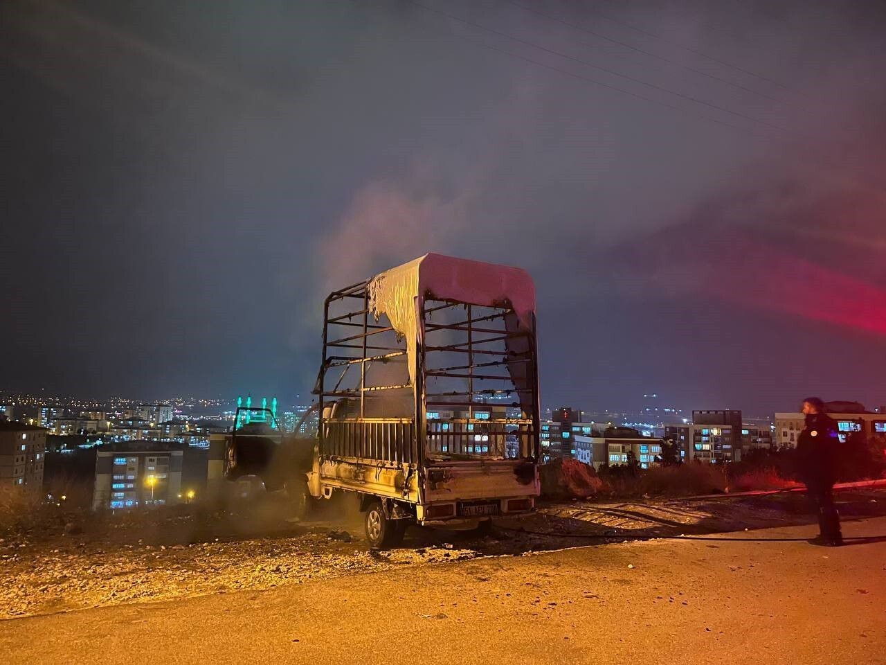 NİĞDE’DE PARK HALİNDEKİ BİR KAMYONET, HENÜZ BELİRLENEMEYEN NEDENLE ÇIKAN YANGINDA KULLANILAMAZ...