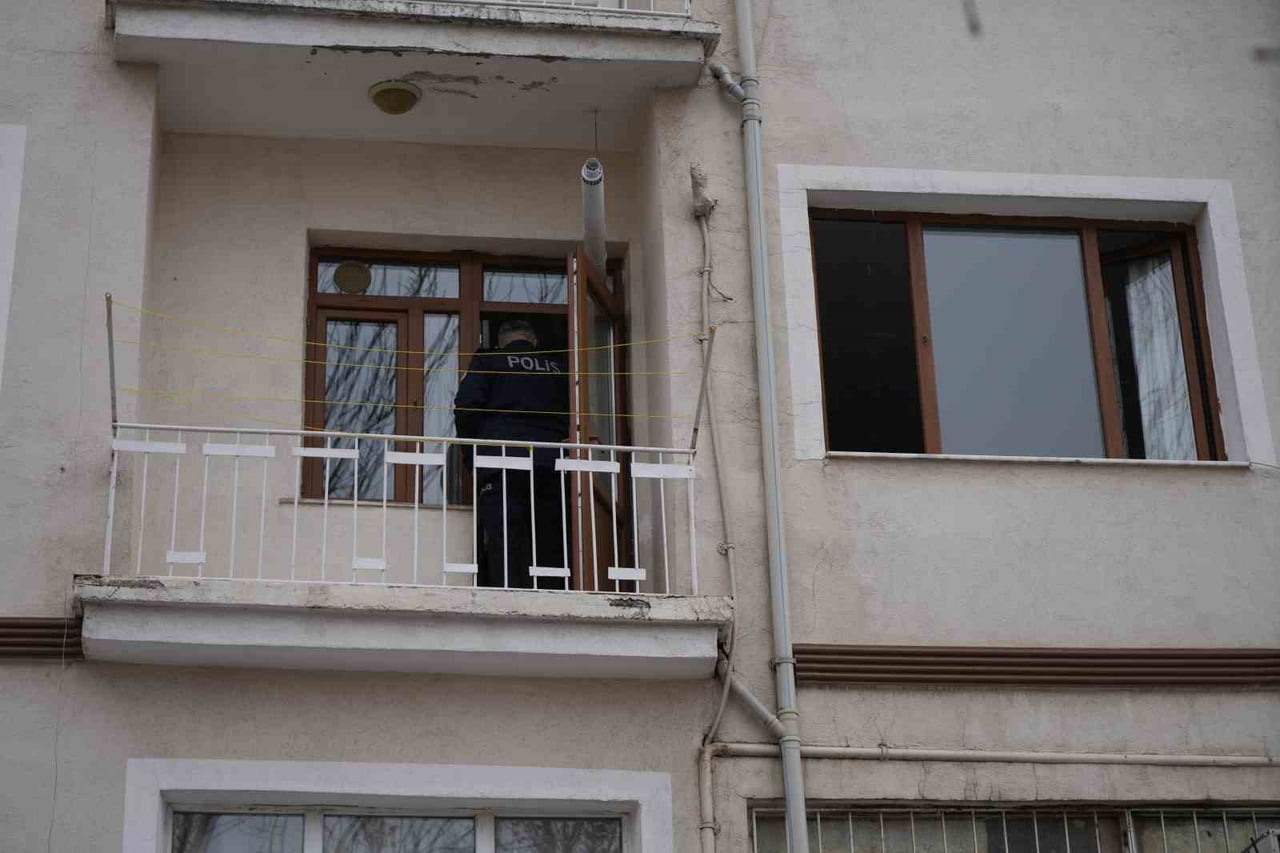 NİĞDE’DE YAKINLARININ HABER ALAMADIĞI YAŞLI ÇİFT EVLERİNDE ÖLÜ BULUNDU.