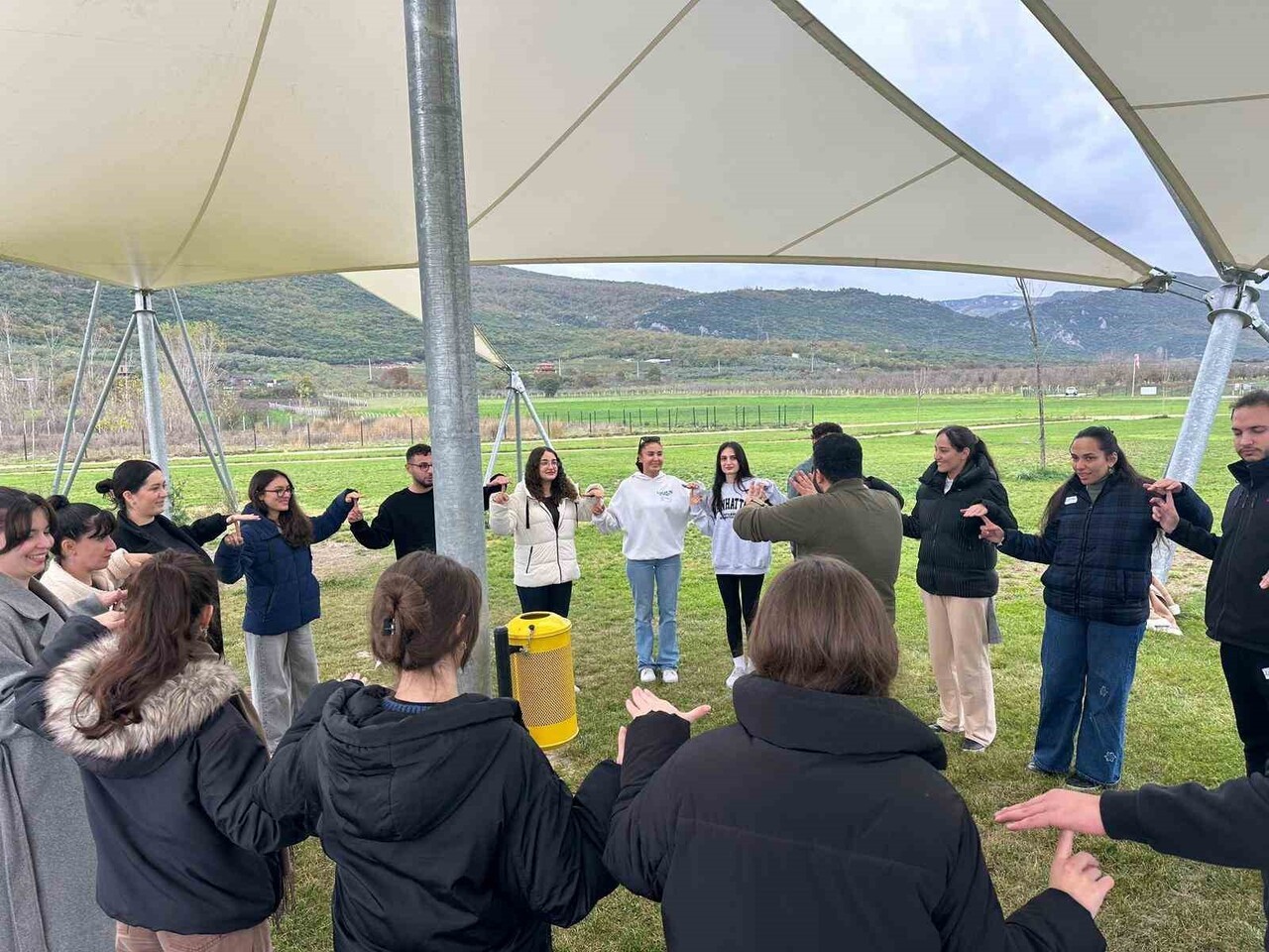 NİLÜFER BELEDİYESİ’NİN EV SAHİPLİĞİNDE GERÇEKLEŞEN "İKLİM KRİZİ VE DOĞA ETKİNLİĞİ", GENÇLERİ...