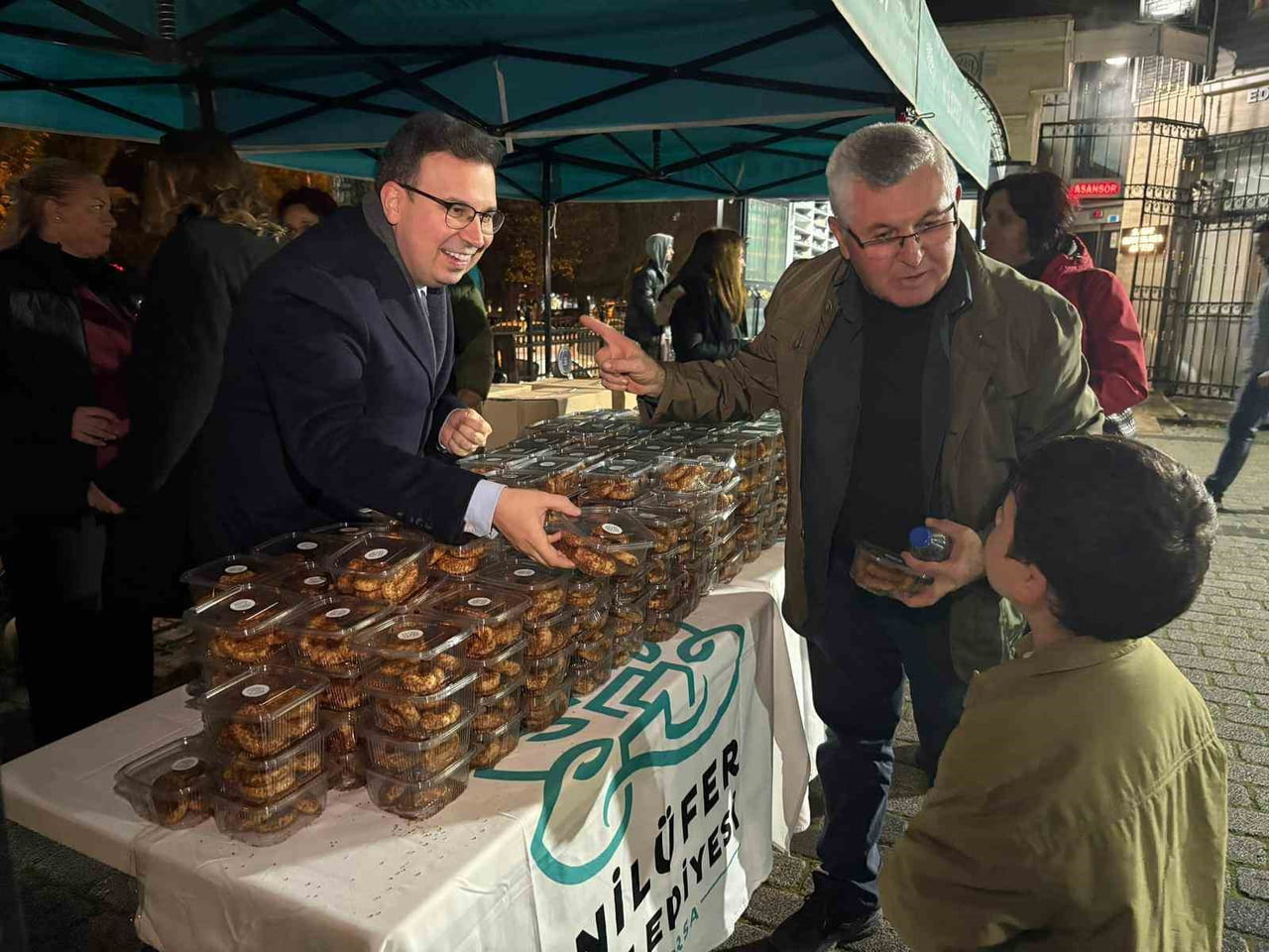 NİLÜFER BELEDİYESİ, ÜÇ AYLARIN BAŞLANGICINI MÜJDELEYEN REGAİP KANDİLİ’NDE PAYLAŞMA GELENEĞİNİ...