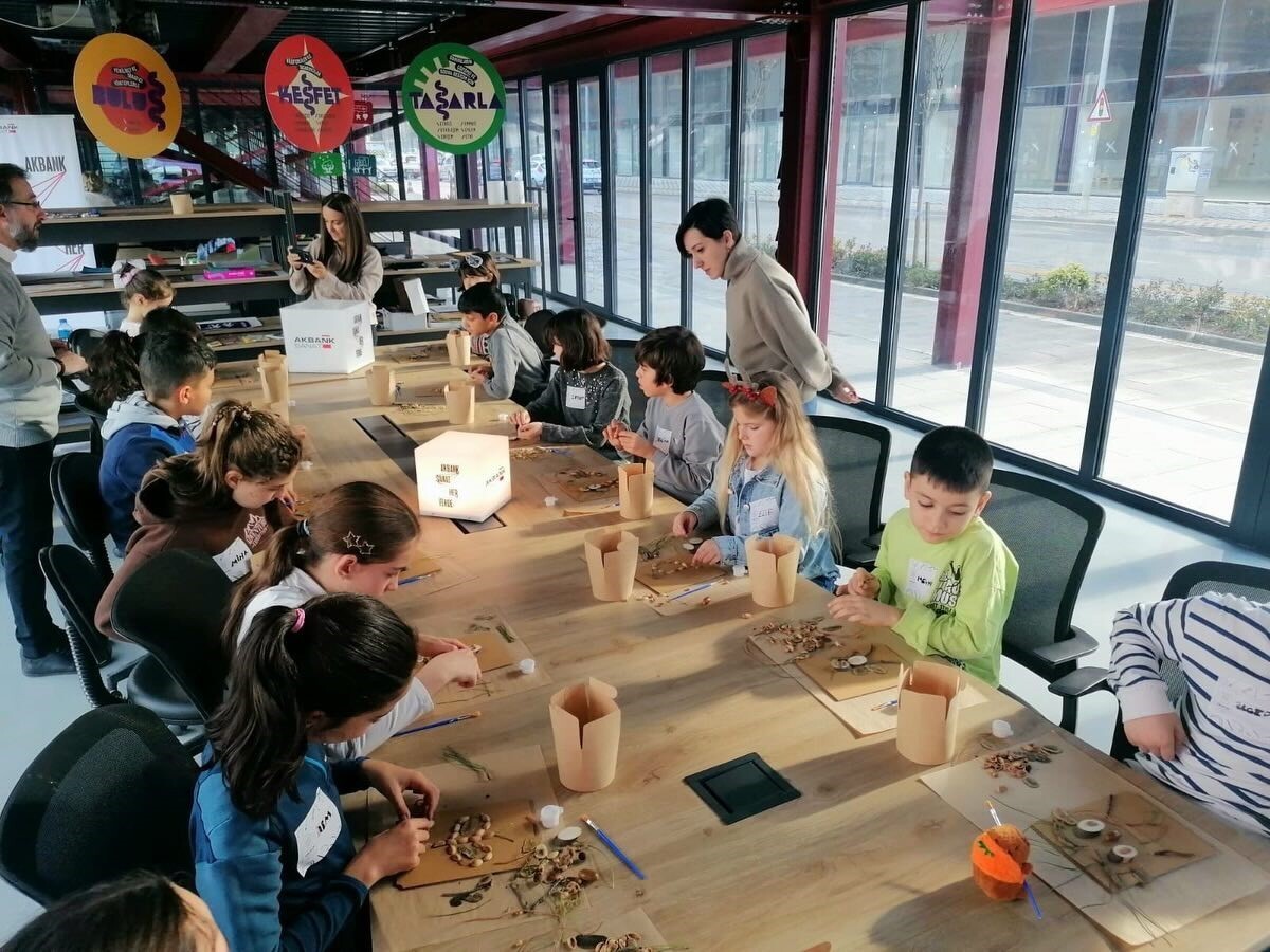 NİLÜFER BELEDİYESİ VE AKBANK SANAT İŞ BİRLİĞİYLE PANCAR DEPOSU’NDA DÜZENLENEN ATÖLYELERDE ÇOCUKLAR...