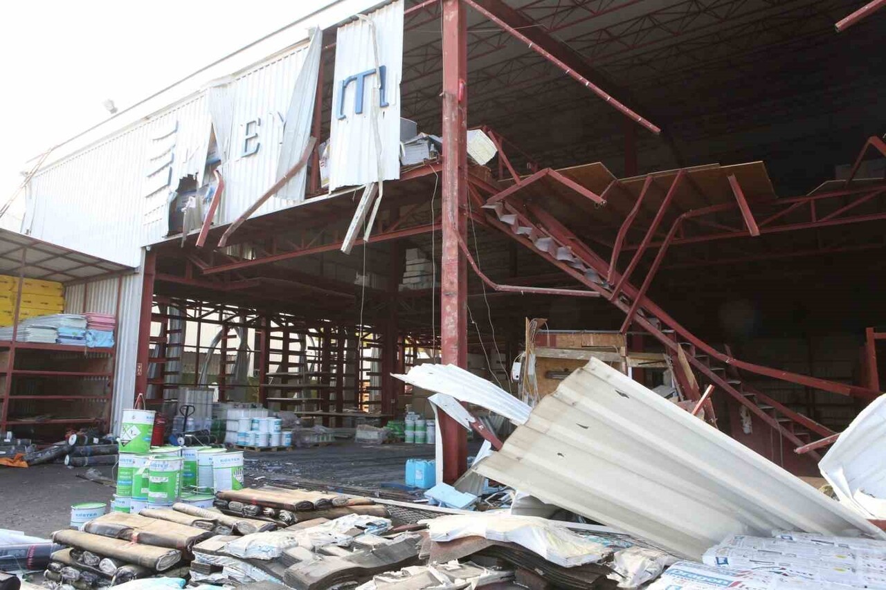 NİLÜFER BELEDİYESİ YIKIM EKİPLERİ, ÇALI VE AKÇALAR MAHALLELERİNDE TOPLAM BİN 570 METREKARELİK...