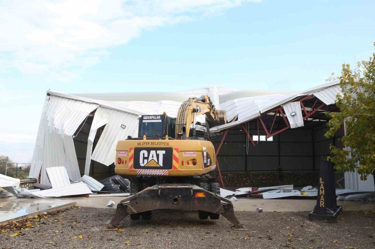 NİLÜFER BELEDİYESİ YIKIM EKİPLERİ, ÇALI VE AKÇALAR MAHALLELERİNDE TOPLAM BİN 570 METREKARELİK...