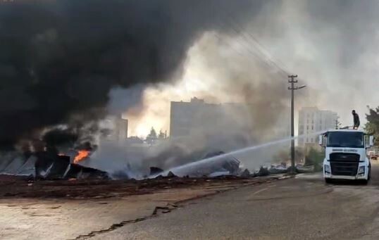 NURDAĞI İLÇESİNDE ŞANTİYEDE ÇIKAN YANGINA İTFAİYE EKİPLERİ MÜDAHALE ETTİ.