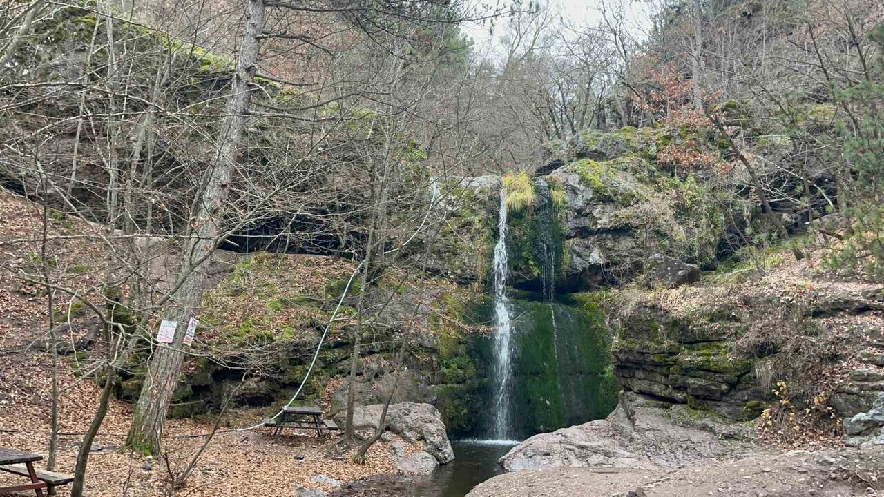 ODUNPAZARI İLÇESİ YUKARIILICA MAHALLESİ’NDE BULUNAN BEŞİKDERESİ ŞELALESİ’DEKİ KIŞ MANZARALARI MEST...