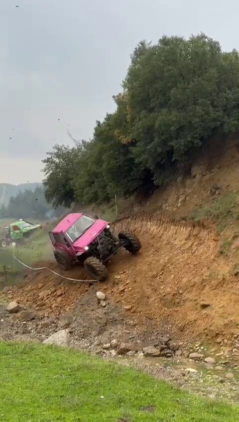 OFF-ROAD YARIŞINDA KONTROLDEN ÇIKAN ARAÇ BÖYLE TAKLA ATTI