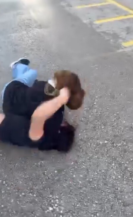 ÖĞRENCİLERİN, KAVGA ÖNCESİ ÖĞRENCİYE TEHDİTTE BULUNDUĞU, ARDINDAN TEKME VE YUMRUK ATTIKLARI ANLAR...