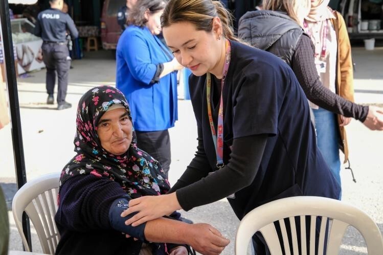 ÖĞRETİM ELEMANLARI VE ÖĞRENCİLER, BİLİM KAFE FORMATINDA KURDUKLARI STANTLARDA KATILIMCILARLA BİRE...