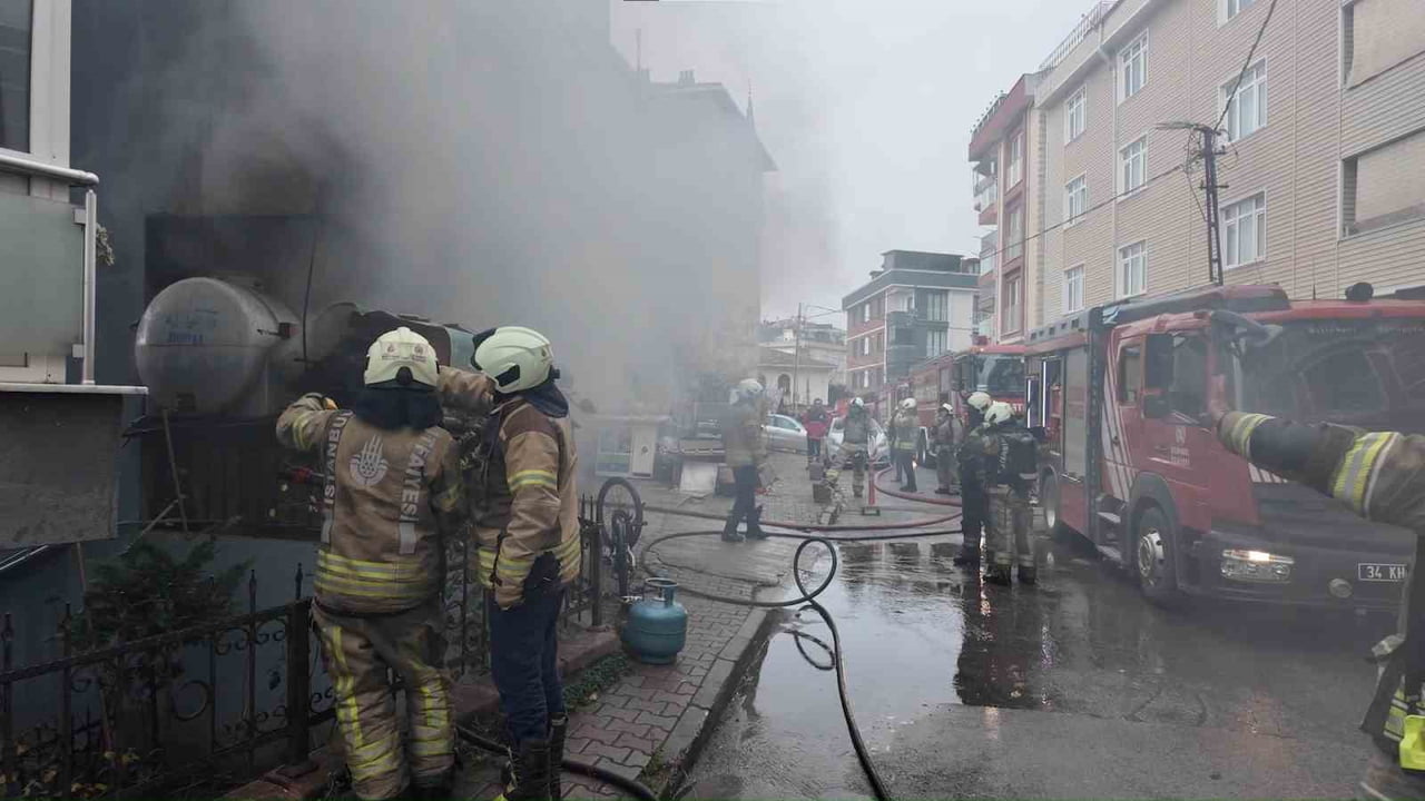 OĞUZELİ CADDESİ'NDE ZEMİN KATINDA MOBİLYA DEPOSU VE ATÖLYESİNİN BULUNDUĞU 3 KATLI BİNADA YANGIN...