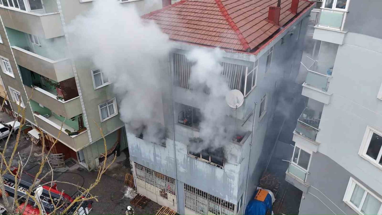 OĞUZELİ CADDESİ'NDE ZEMİN KATINDA MOBİLYA DEPOSU VE ATÖLYESİNİN BULUNDUĞU 3 KATLI BİNADA YANGIN...