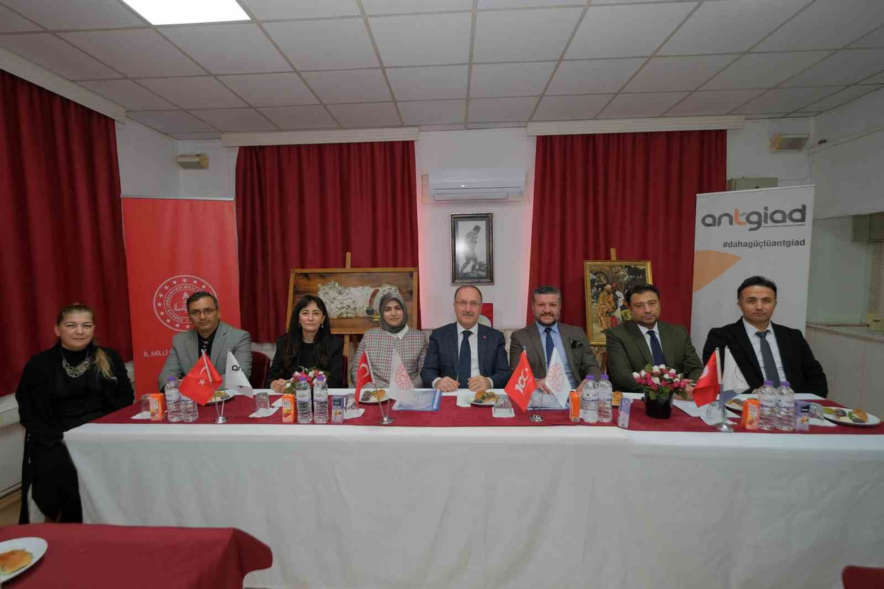 ÖN MUHASEBE ALANINDA GERÇEKLEŞTİRİLEN EĞİTİM PROGRAMINI BAŞARIYLA BİTİREN 14 KURSİYER, DÜZENLENEN...