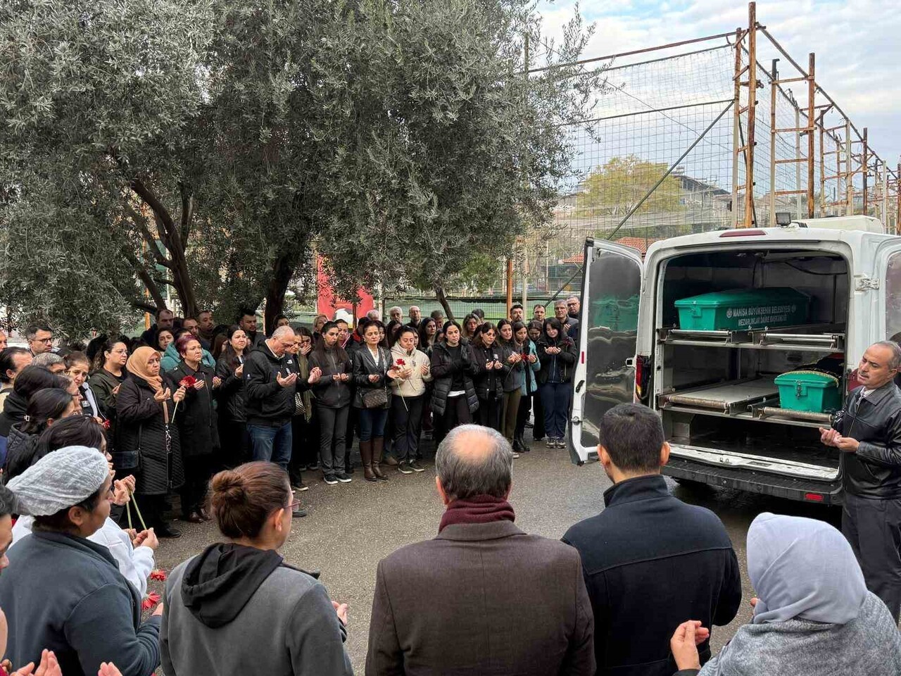 OP. DR. İZZETTİN TÜRKARSLAN İÇİN GÖREV YAPTIĞI HASTANE ÖNÜNDE TÖREN DÜZENLENDİ