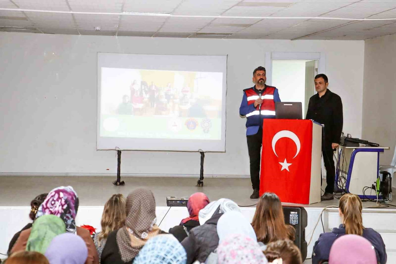 ORDU'NUN GÖLKÖY İLÇESİNDE, UYUŞTURUCU İLE MÜCADELE KAPSAMINDA "EN İYİ NARKOTİK POLİSİ: ANNE"...