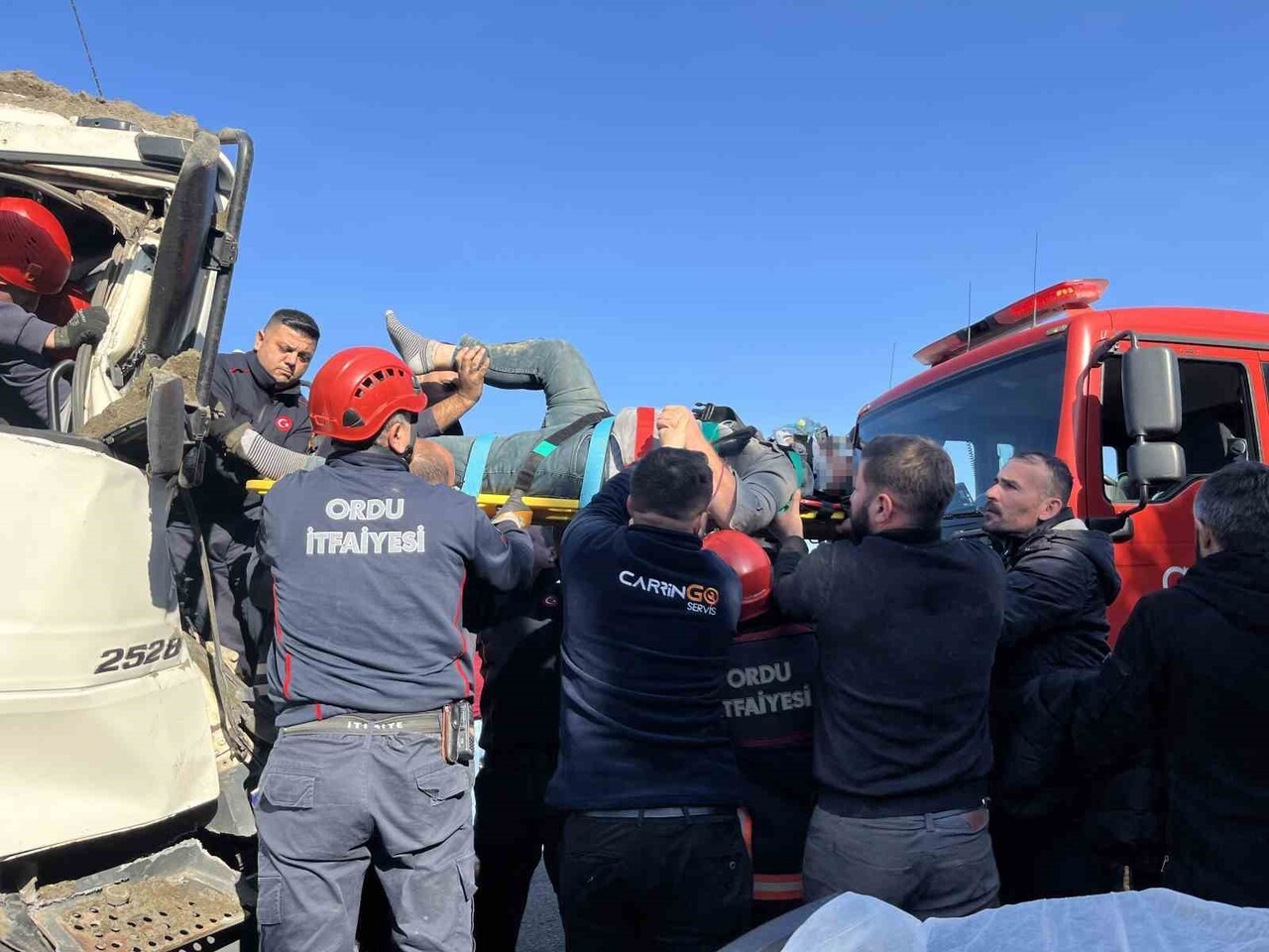 ORDU'NUN ÜNYE İLÇESİNDE MEYDANA GELEN TRAFİK KAZASINDA, ÖNÜNDEKİ TIRA YAVAŞLAMASI NEDENİYLE ÇARPAN...