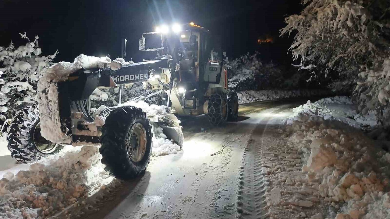 ORDU BÜYÜKŞEHİR BELEDİYESİ, YÜKSEK KESİMLERDE ETKİLİ OLAN KAR YAĞIŞI SONRASI 134 MAHALLE YOLUNU...
