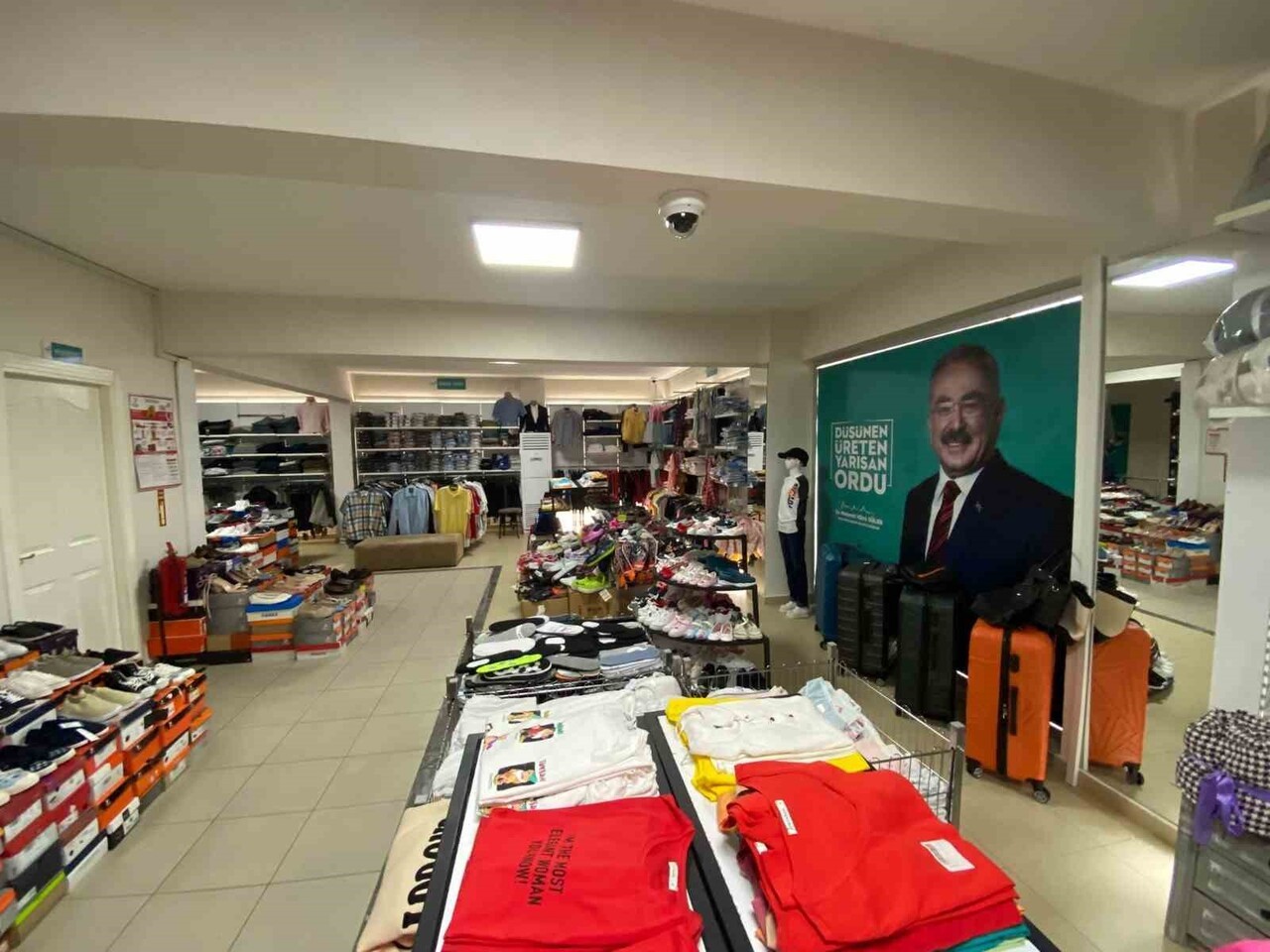 ORDU’DA BULUNAN ‘SOSYAL MARKET’ İLE İHTİYAÇ SAHİBİ VATANDAŞLAR VE ÜNİVERSİTE ÖĞRENCİLERİ, BİR...