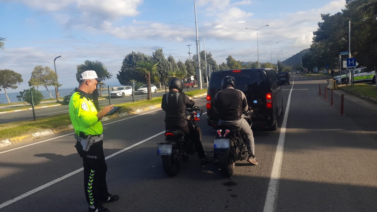 ORDU’DA POLİS EKİPLERİ TARAFINDAN TRAFİK KAZALARINI AZALTMAYA YÖNELİK YAPILAN DENETİMLERDE SON BİR...