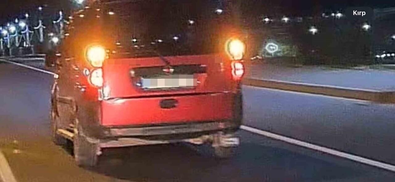 ORDU’DA, SEYİR HALİNDE İKEN DÖRTLÜ İKAZ LAMBALARINI YAKARAK TRAFİKTE MAKAS ATAN VE TEHLİKELİ...