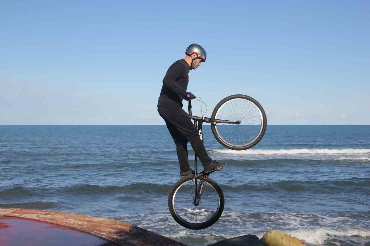 ORDU’DA YAŞAYAN FURKAN ŞAHİN, YURT DIŞINDAN GETİRTTİĞİ ÖZEL YAPIM TRİAL BİSİKLETİYLE DENİZ...