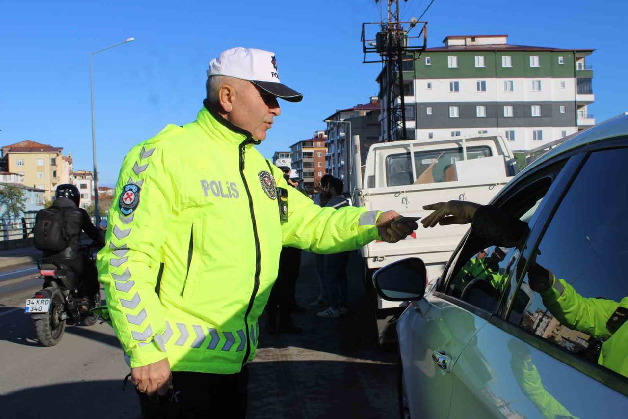 ORDU’NUN ÜNYE İLÇESİNDE EMNİYET EKİPLERİ TARAFINDAN GERÇEKLEŞTİRİLEN KEMER UYGULAMASI...