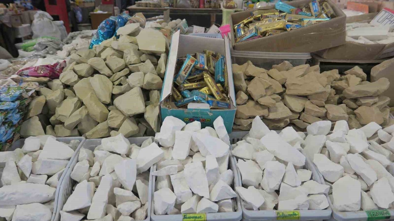 ORTA ASYA ÜLKESİ KIRGIZİSTAN'DA HALK, VİTAMİN VE MİNERAL İHTİYACINI KARŞILADIĞI İNANCIYLA PAZARDA...