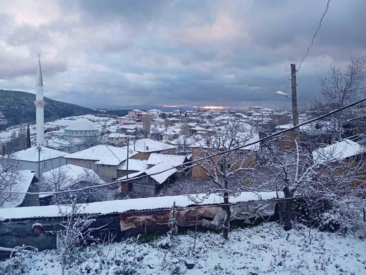 OSMANELİ’NİN YÜKSEK KESİMLERİNE MEVSİMİN İLK KARI YAĞDI