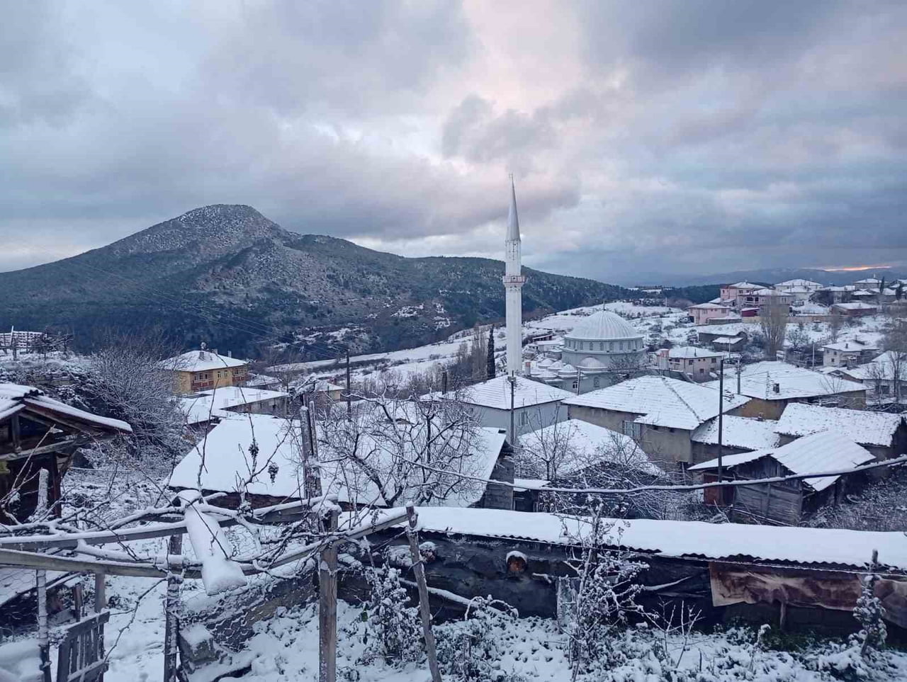 OSMANELİ’NİN YÜKSEK KESİMLERİNE MEVSİMİN İLK KARI YAĞDI
