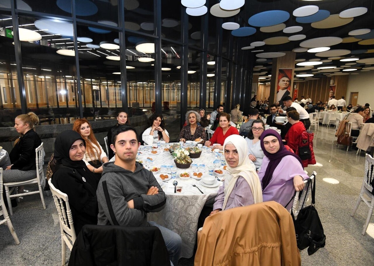 OSMANGAZİ BELEDİYE BAŞKANI ERKAN AYDIN, DÜNYA ENGELLİLER GÜNÜ VESİLESİYLE YÜREKLERİ ISITAN BİR...