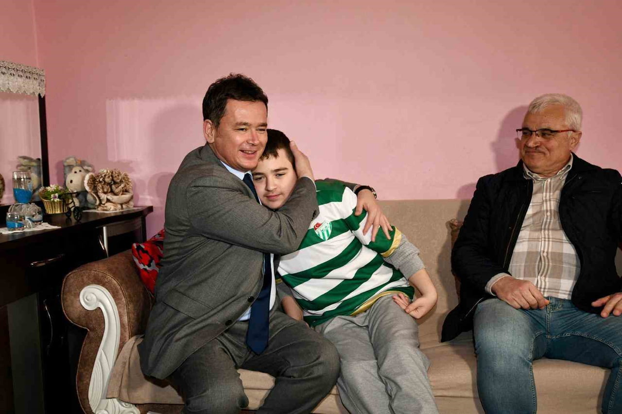 OSMANGAZİ BELEDİYE BAŞKANI ERKAN AYDIN, OTİZMLİ YUNUS EMRE ERDEM’İ ZİYARET ETTİ