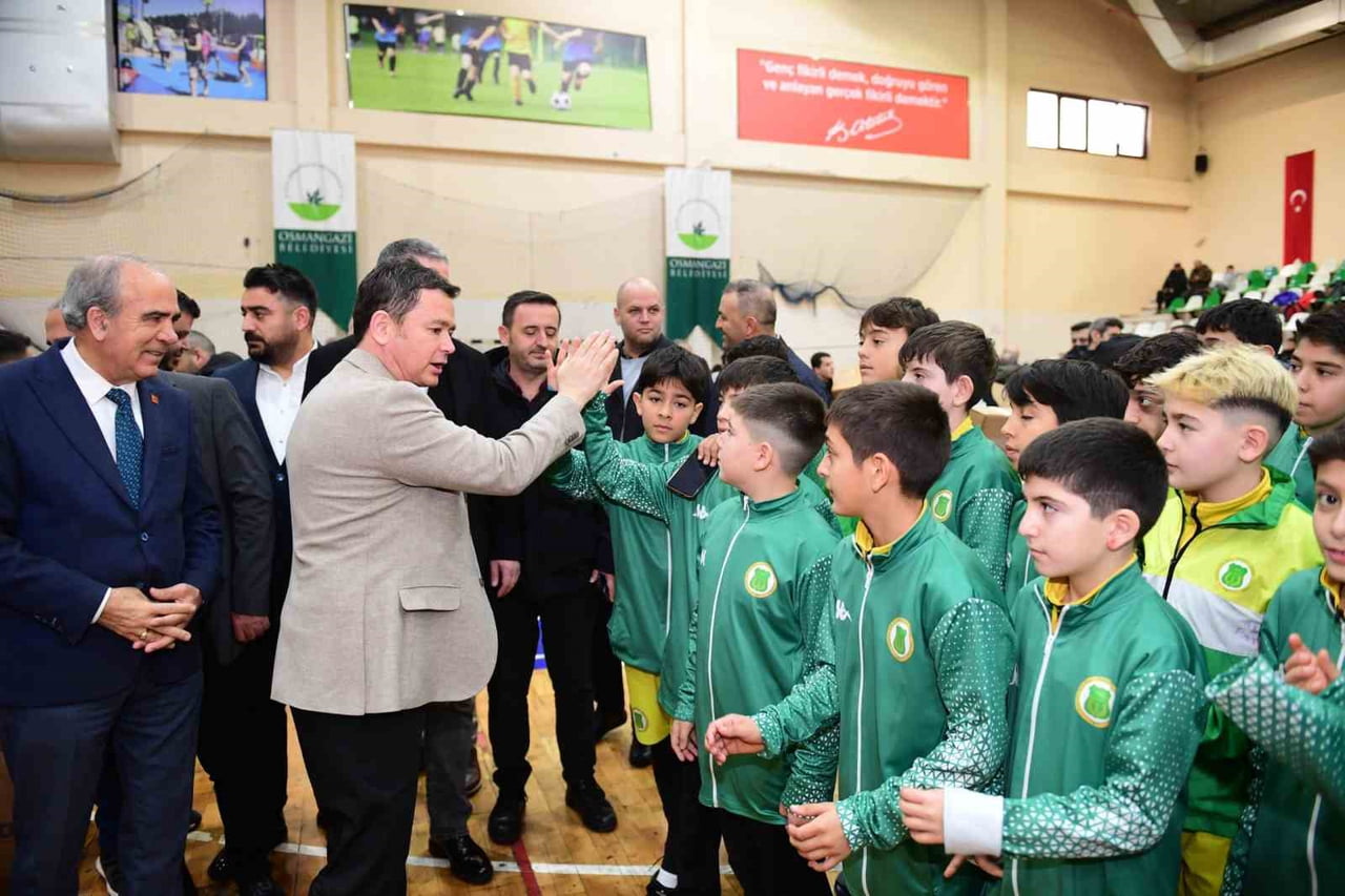 OSMANGAZİ BELEDİYESİ, AMATÖR SPOR KULÜPLERİNE GENİŞ ÇAPLI BİR MALZEME YARDIMINDA BULUNDU