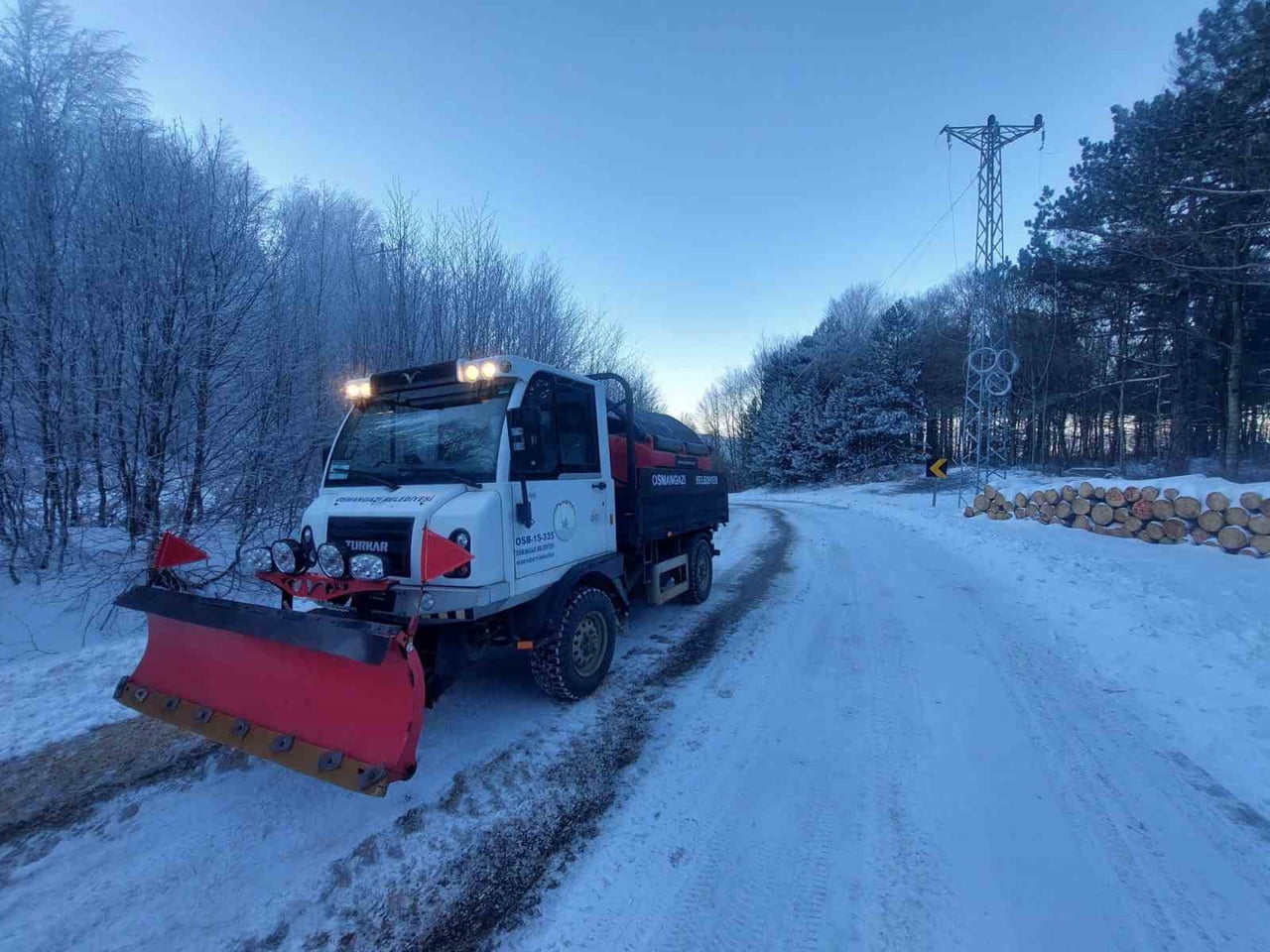OSMANGAZİ BELEDİYESİ, OLUMSUZ HAVA KOŞULLARININ ULAŞIMI AKSATMAMASI VE SÜRÜCÜ GÜVENLİĞİNİN...