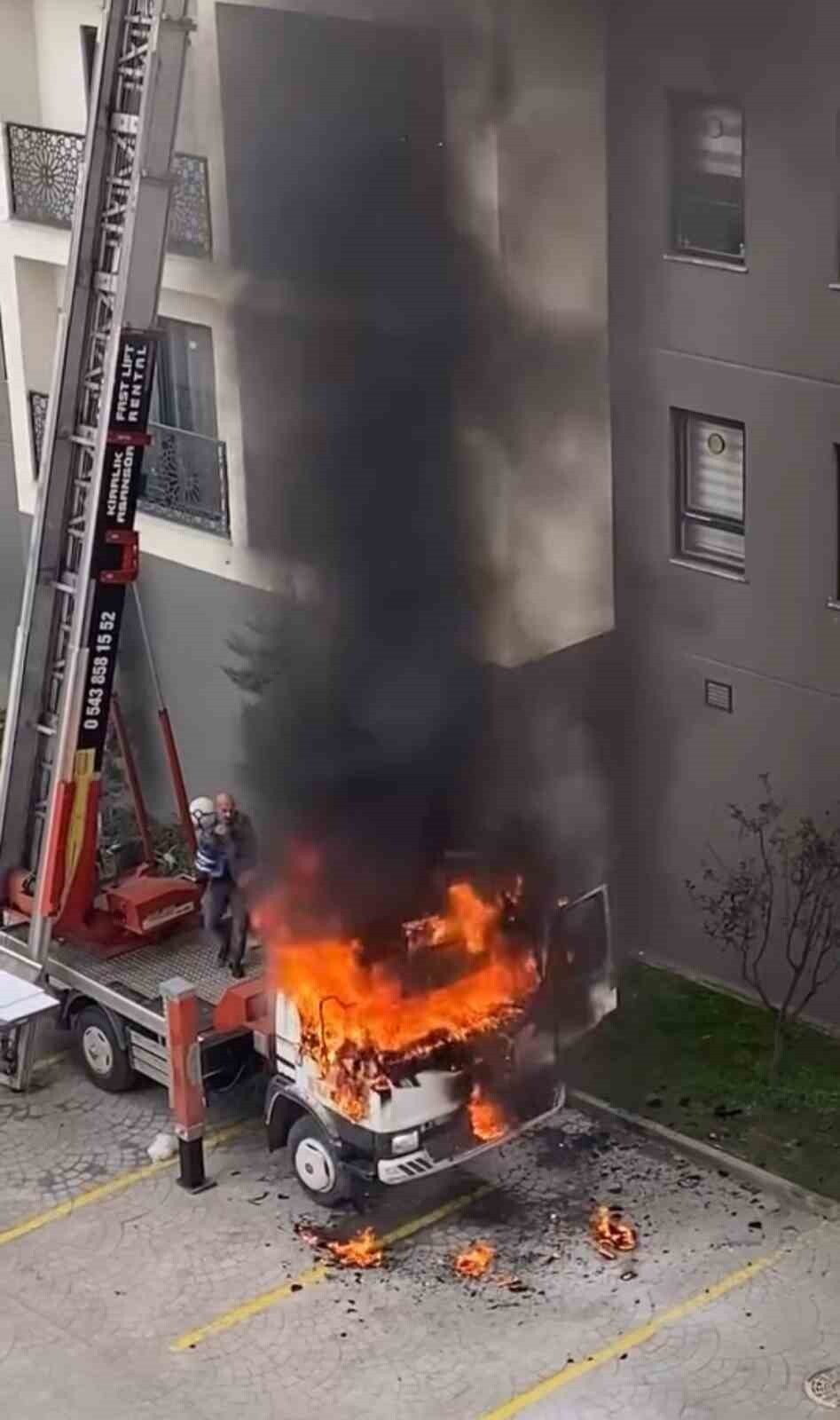 OSMANGAZİ İLÇESİNDE EV TAŞIMA SIRASINDA KULLANILAN VİNÇ ANİDEN ALEV ALDI.