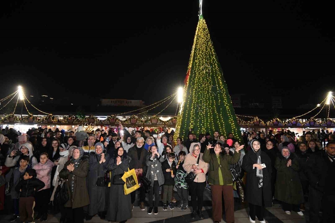 OSMANGAZİ MEYDANI, AKŞAM SAATLERİNDE HAYATA GEÇİRİLEN ETKİNLİKLERLE YENİ YIL ATMOSFERİNİ ŞEHİR...