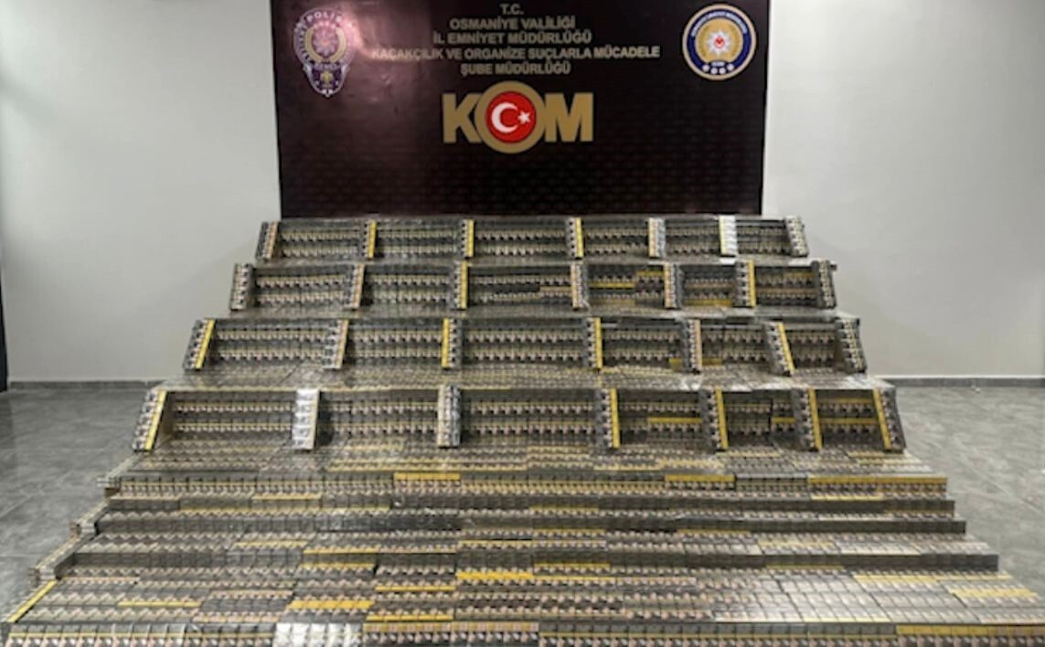 OSMANİYE'DE EKİPLER TARAFINDAN BİR İKAMETE DÜZENLENEN OPERASYONDA 89 BİN PAKET GÜMRÜK KAÇAĞI...