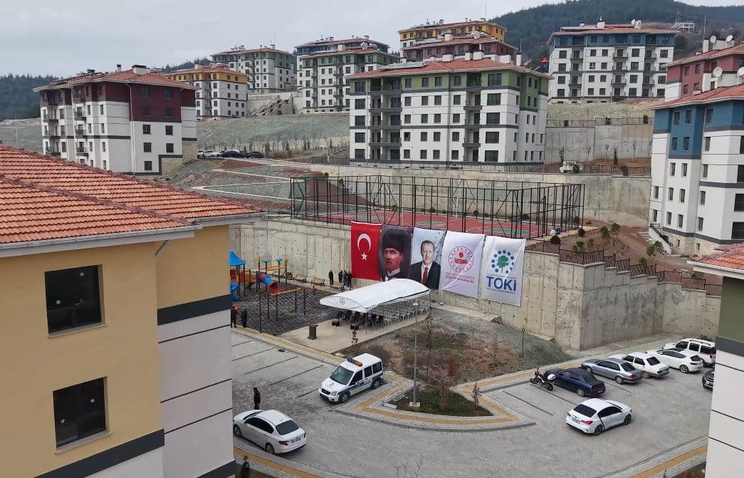 OSMANİYE'NİN BAHÇE İLÇESİNDE YAPIMI TAMAMLANAN 221 KONUTUN ANAHTARLARI, DÜZENLENEN TÖRENLE HAK...