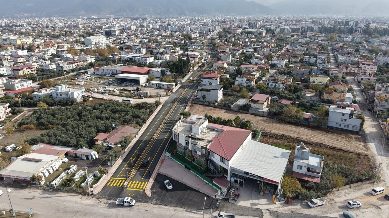 OSMANİYE BELEDİYESİ, YÜRÜTTÜĞÜ YATIRIM PROJELERİNİN YANI SIRA ŞEHİR GENELİNDE SÜRDÜRDÜĞÜ YOL YAPIM...