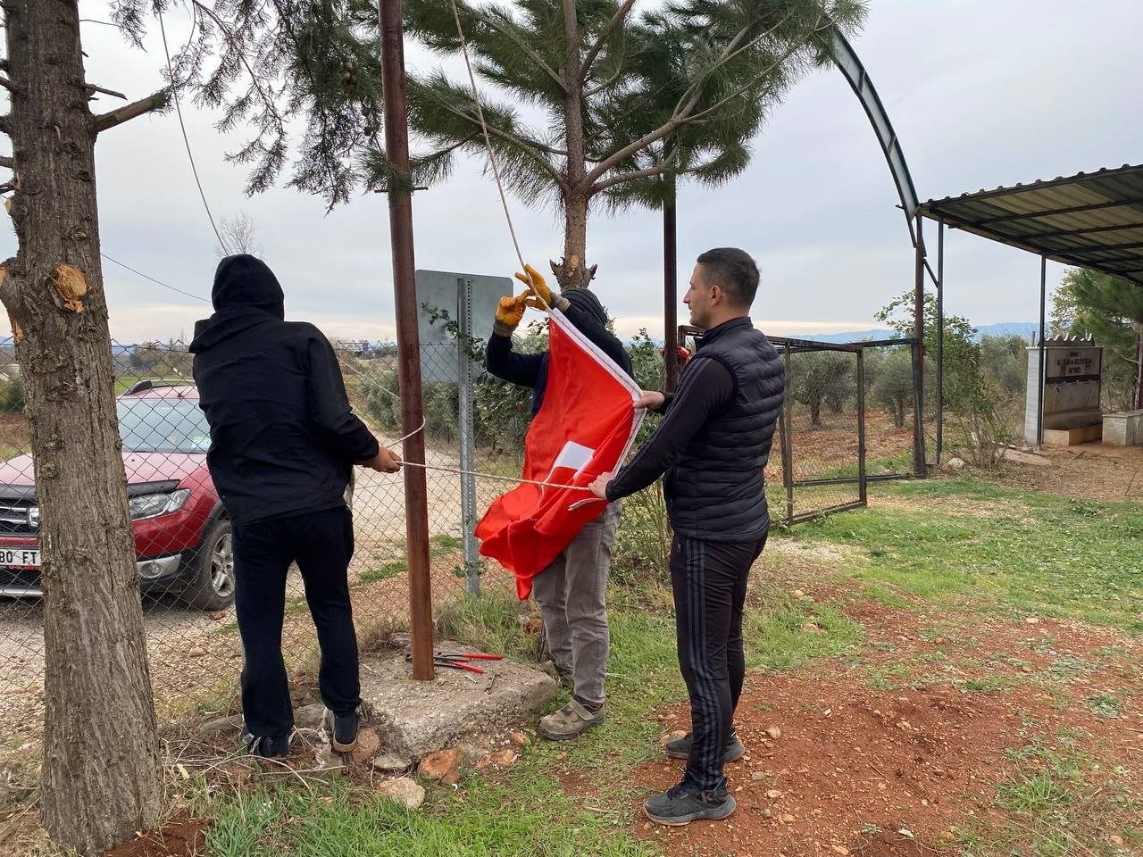 OSMANİYE’DE GENÇLERDEN ÖRNEK DAVRANIŞ BAYRAK YENİLENDİ, ÇEŞMELER ONARILDI