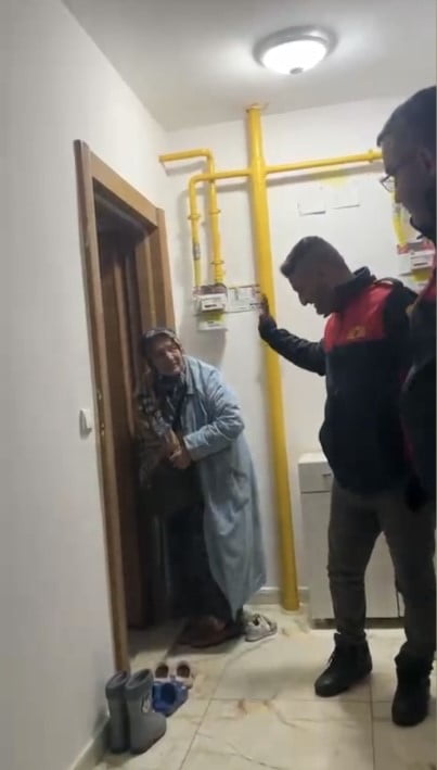 OSMANİYE’DE KAR NEDENİYLE MAHSUR KALAN YAŞLI KADIN KURTARILDI