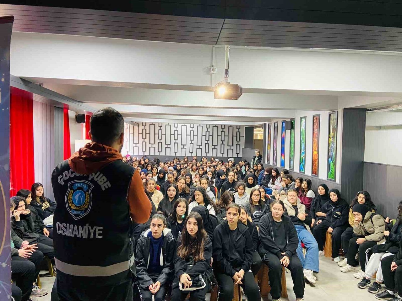 OSMANİYE’DE ÖĞRENCİ VE ÖĞRETMENLERE YÖNELİK "KİŞİSEL GÜVENLİK VE SUÇTAN KORUNMA YÖNTEMLERİ" KONULU...