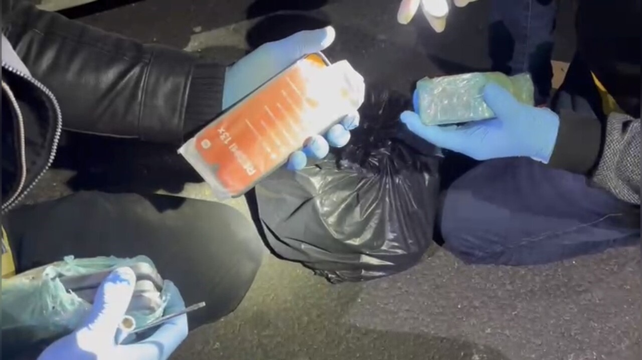 OSMANİYE’DE POLİS EKİPLERİNİN BİR YOLCU OTOBÜSÜNDE YAPTIĞI DENETİMDE 277 ADET GÜMRÜK KAÇAĞI CEP...