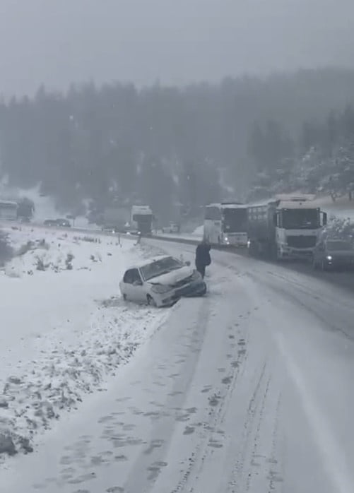 OSMANİYE’NİN BAHÇE İLÇESİNDE YOĞUN KAR YAĞIŞI NEDENİYLE KAYGANLAŞAN YOLDA 5 ARACIN KARIŞTIĞI...